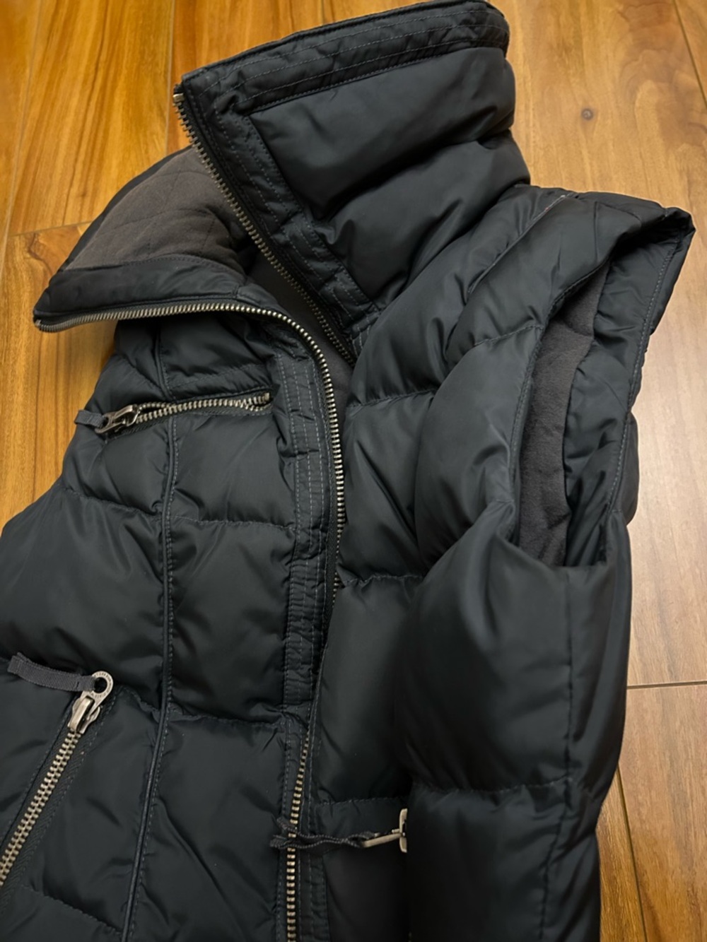 Like new Juicy Couture navy blue Ribbed Zip-Front puffer vest down feather M